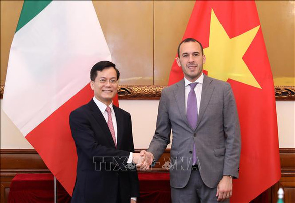 Vietnam, Italy hold political consultation with aim to beef up strategic partnership