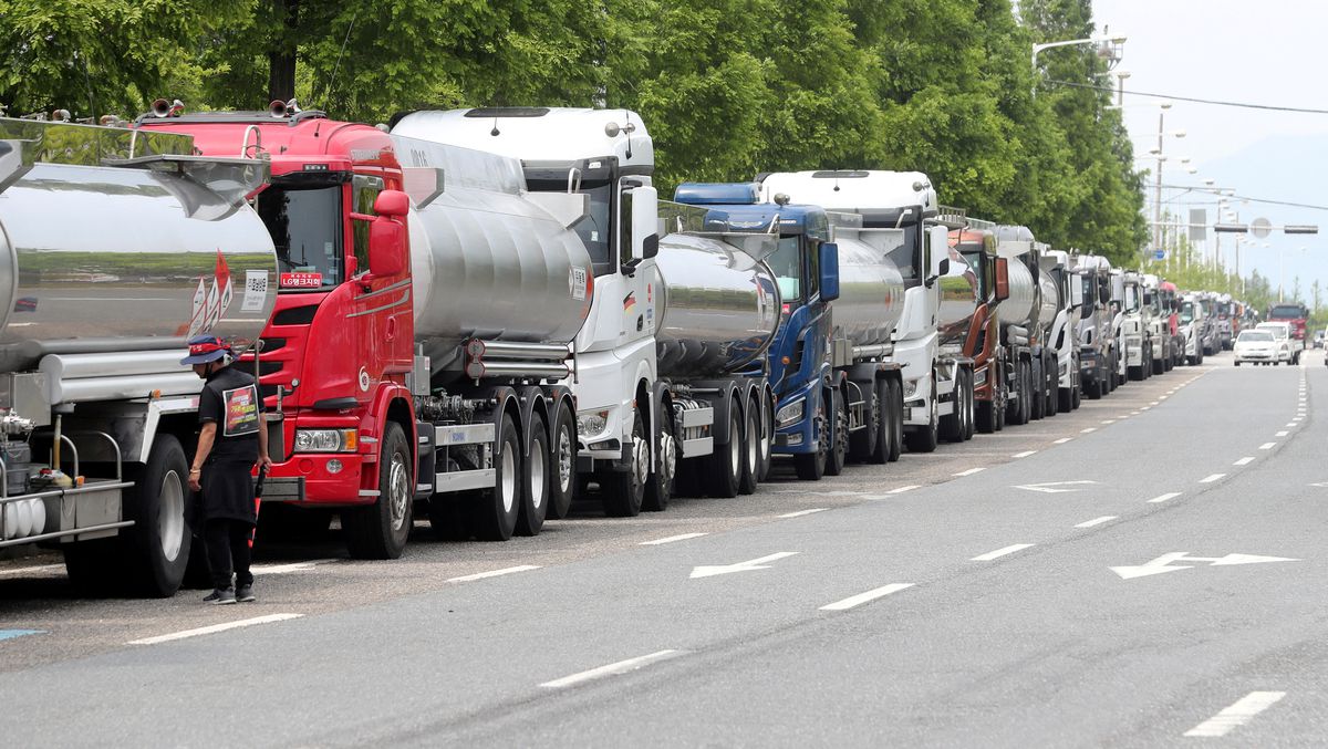 South Korea union truckers continue strike, talks at a standstill