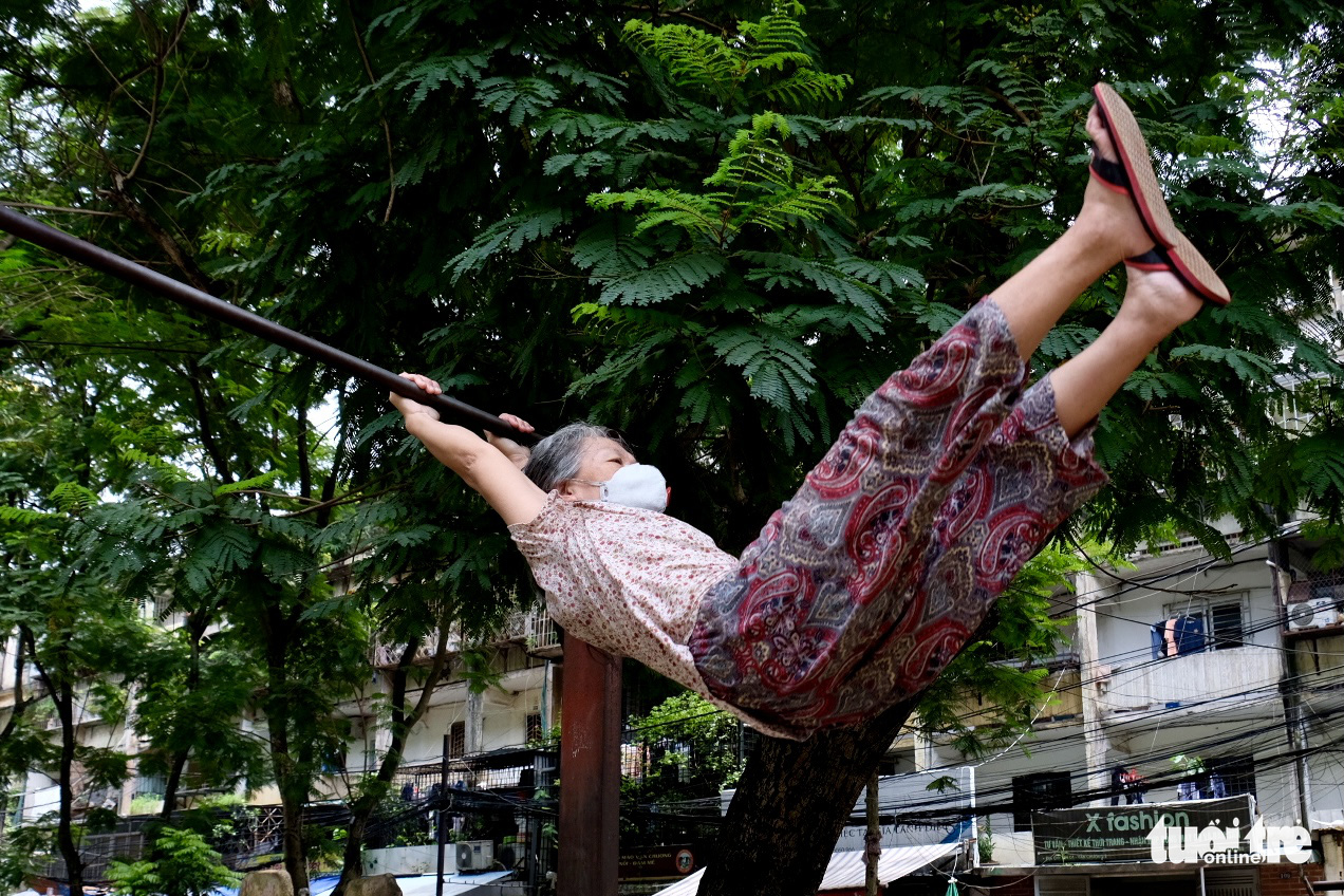 Elderly perform pull-ups as impressively as young people in Hanoi