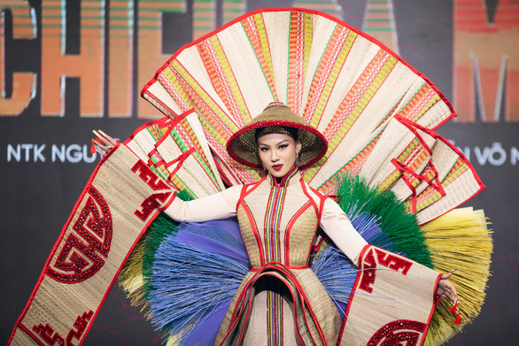 'Ca Mau Sedge Mat' outfit wins first prize in Miss Universe Vietnam 2022 costume show