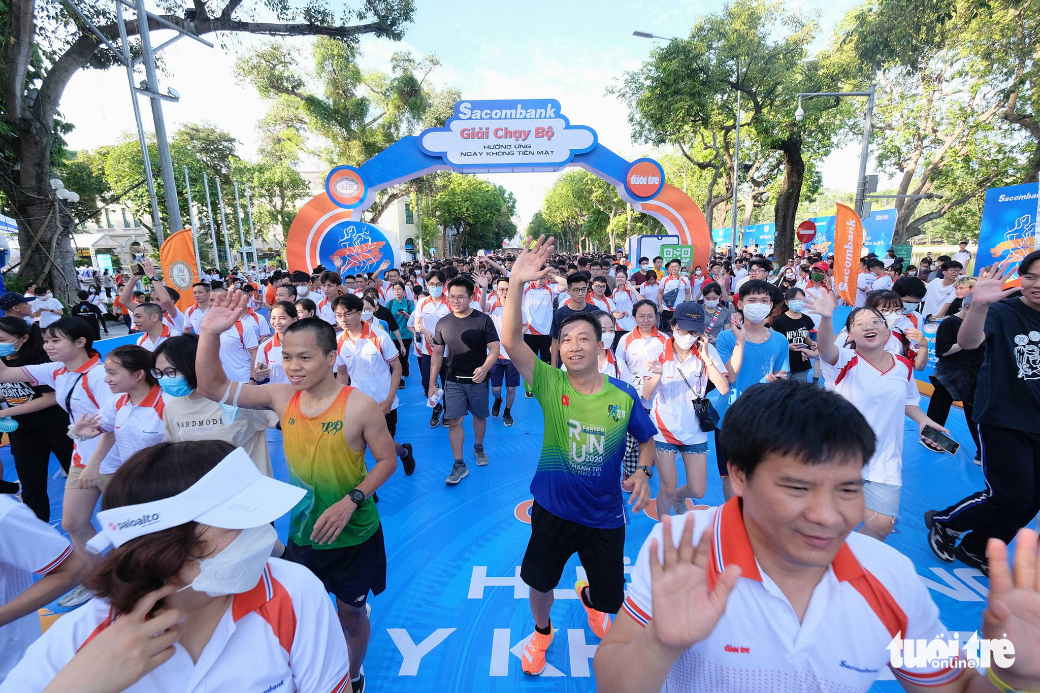 2,000 take part in run to mark Cashless Day in Hanoi