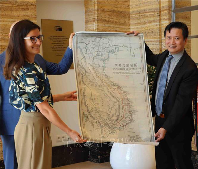 Vietnam presents historic map to House of European History
