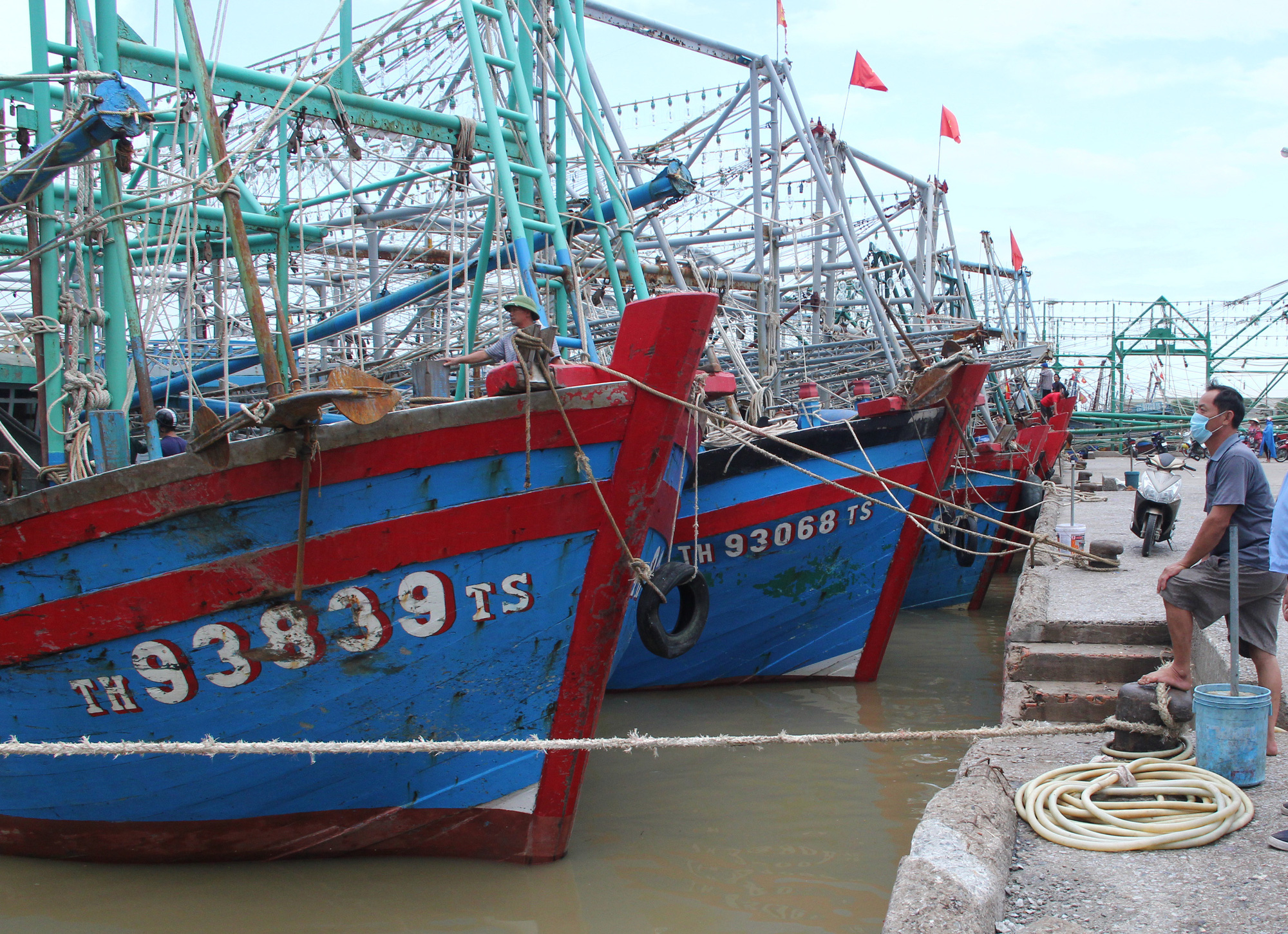 Vietnam agriculture ministry urges aid for fishermen as rising fuel prices keep them ashore