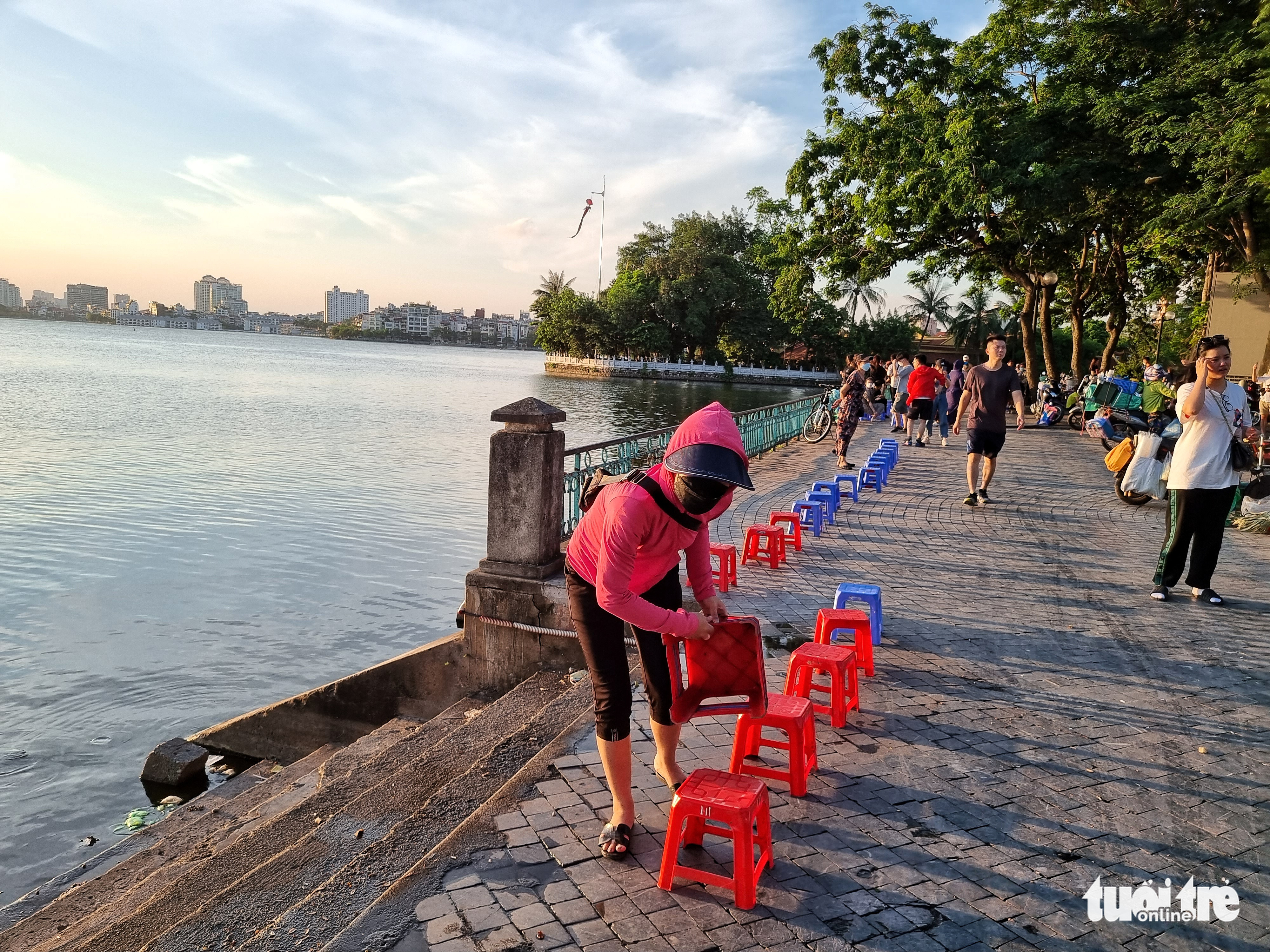 Crackdown on sidewalk encroachment along West Lake’s banks a wasted effort in Hanoi