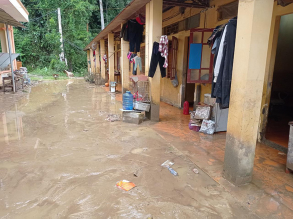 Rescuer combats flood to save over 100 students in northern Vietnam