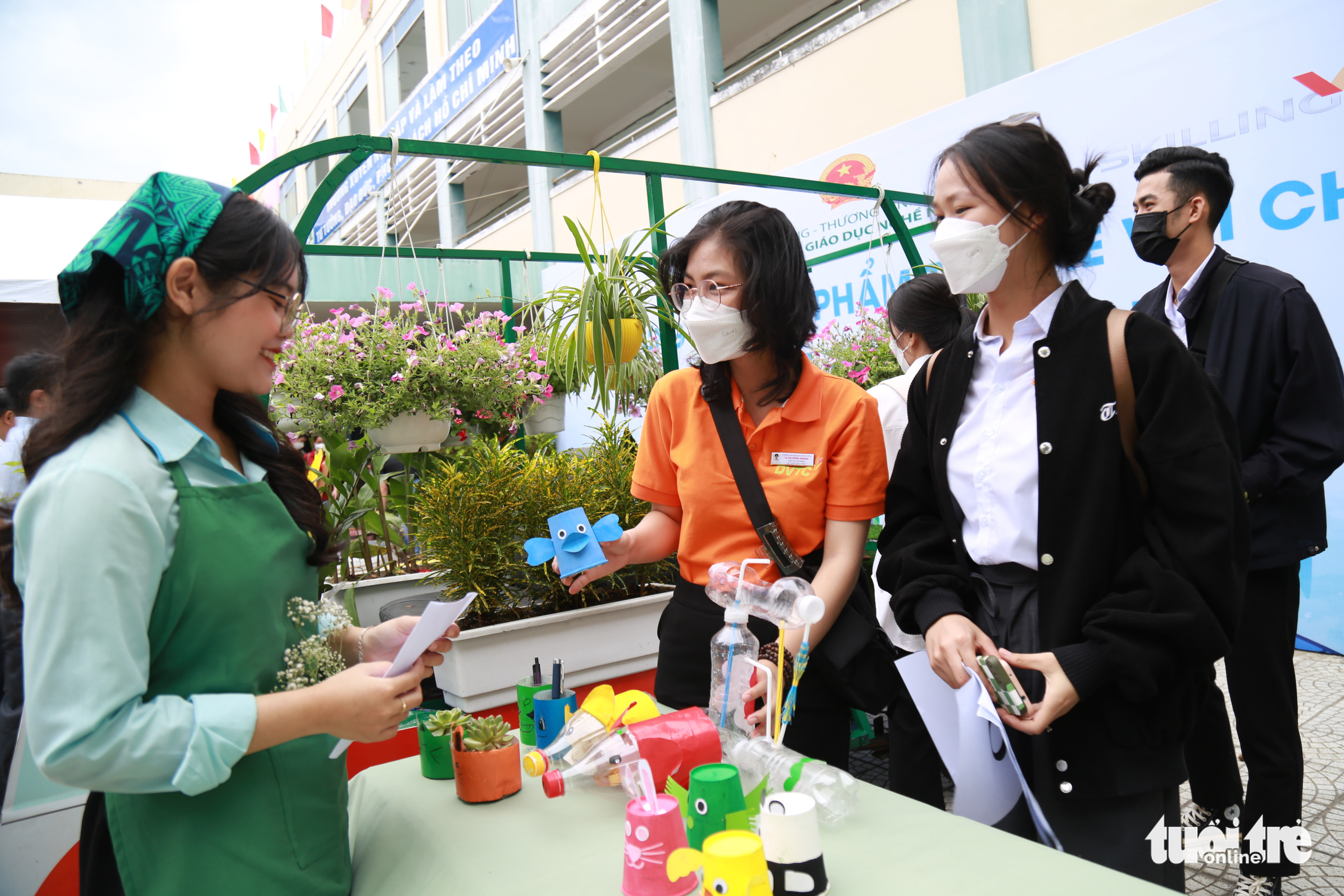 Vocational school students present recycled items at environmental protection event in Da Nang
