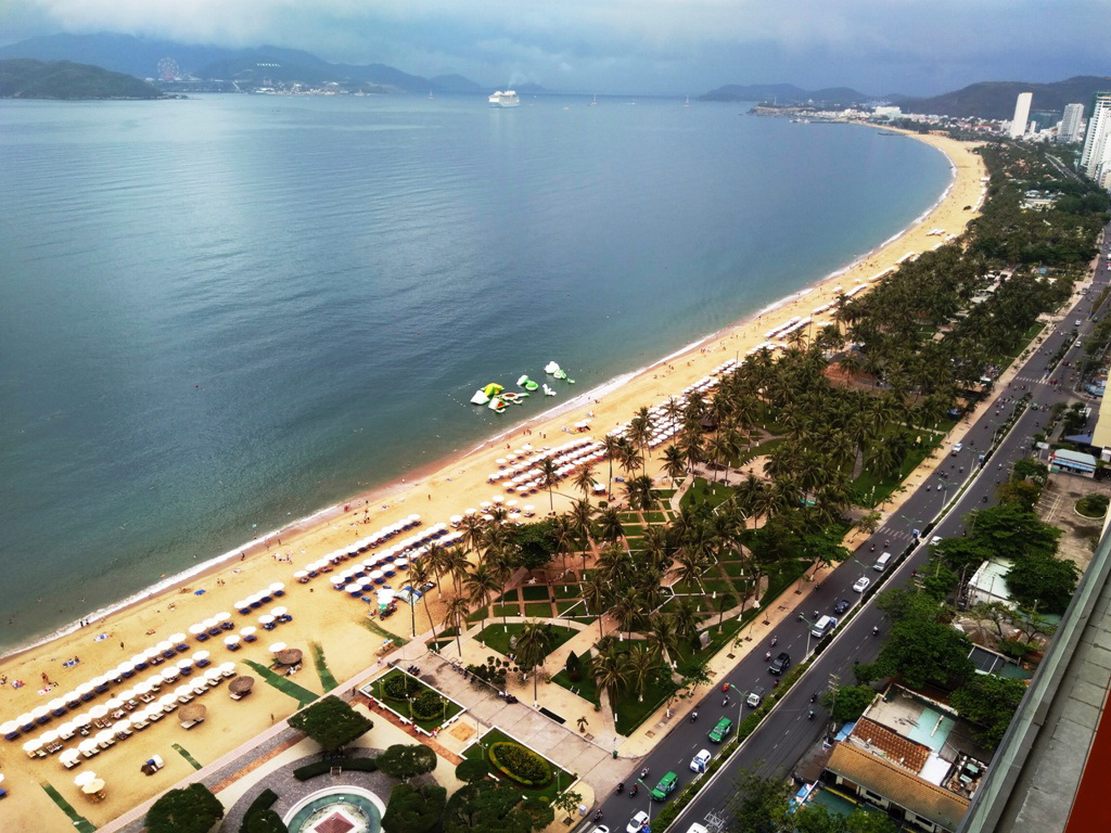Vietnamese authorities determined to relocate seaside hotels in famous beach cities