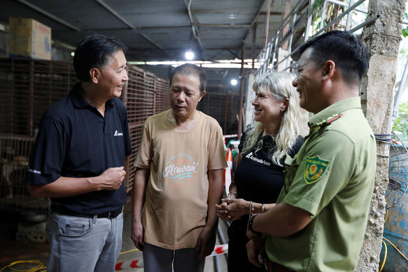 Family in Hanoi voluntarily hands over 7 bears to Animals Asia