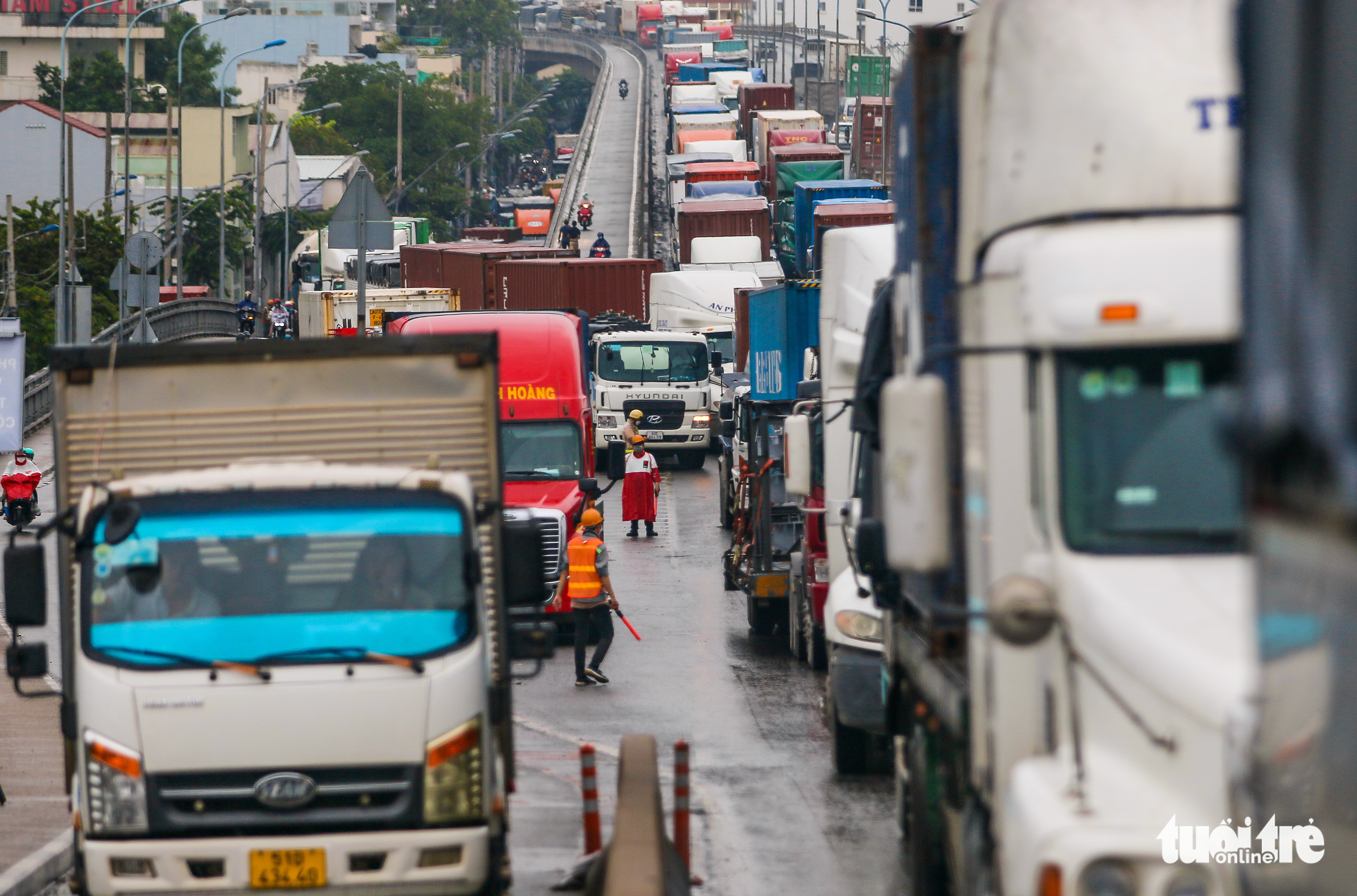Hundreds of tractor-trailers stuck in bottleneck as Ho Chi Minh City bridge under repair