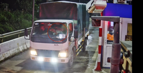 Toll station staff hailed for saving truck driver suffering from stroke in Vietnam