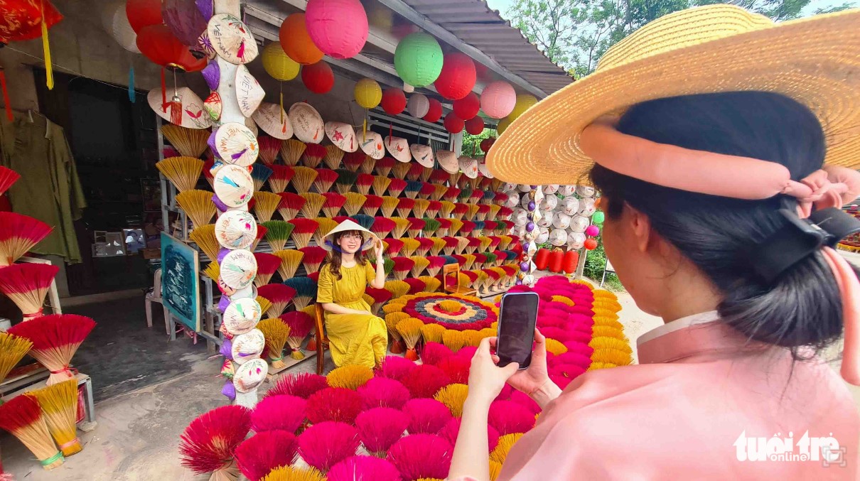 Incense village turns tourist attraction in Vietnam's Hue City