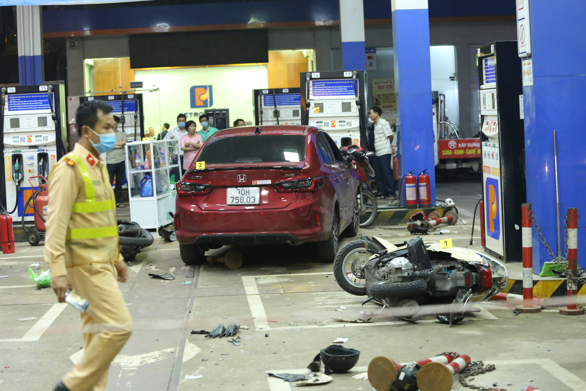 8 injured as car crashes into filling station in Hanoi