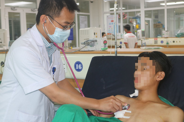 Hanoi doctors remove tree branch that punctured man’s lobe for 14 years