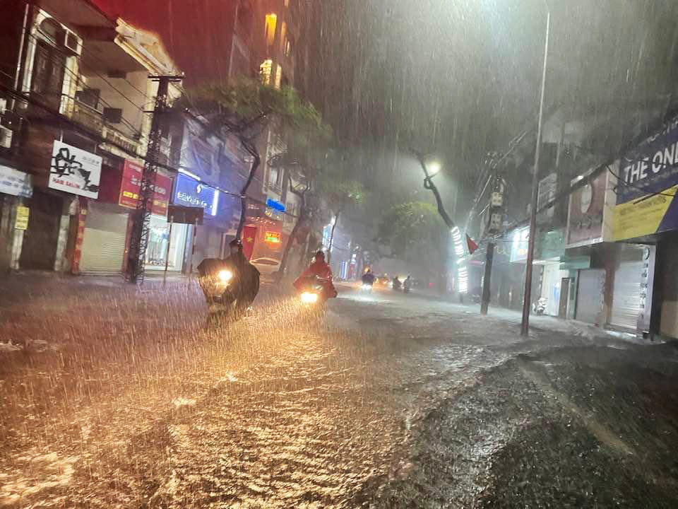 Prolonged downpours triggered by Storm Ma-on flood streets, houses in northern Vietnam