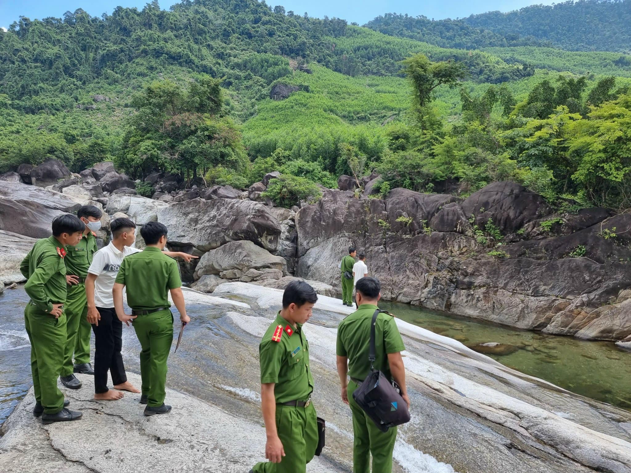 Teenagers drown in stream in central Vietnam