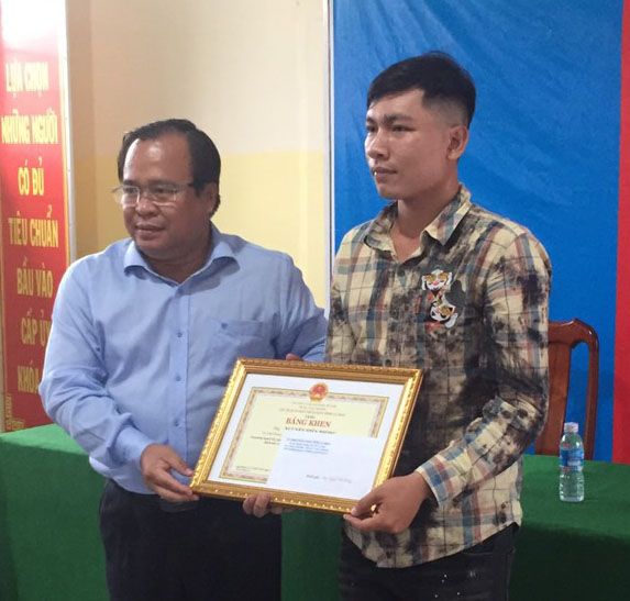 Cabby honored for returning lost wallet containing $4,000 to Vietnamese-American owner