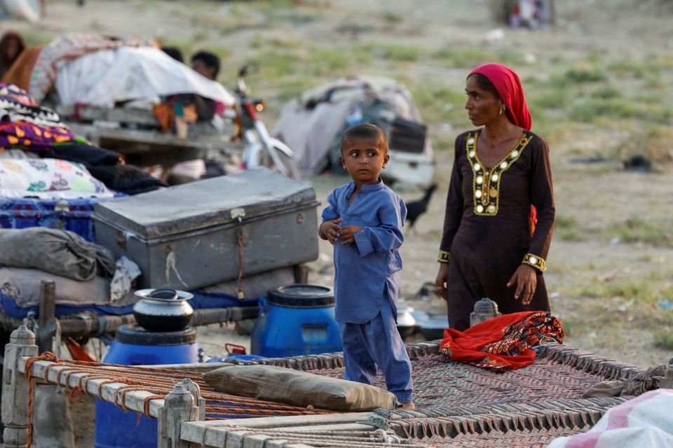 Death toll in Pakistan floods nears 1,500; hundreds of thousands sleep in open