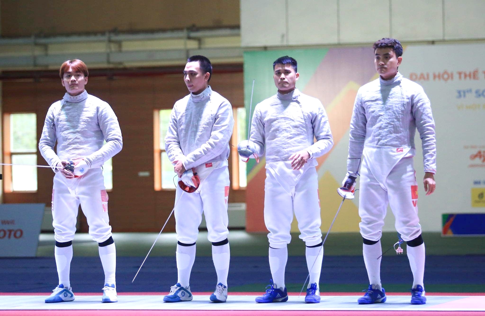 2 Vietnamese fencers attack each other with swords during practice