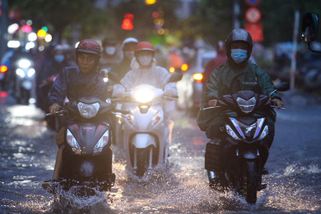 Concurrence of rain, high tide causes misery on Ho Chi Minh City streets