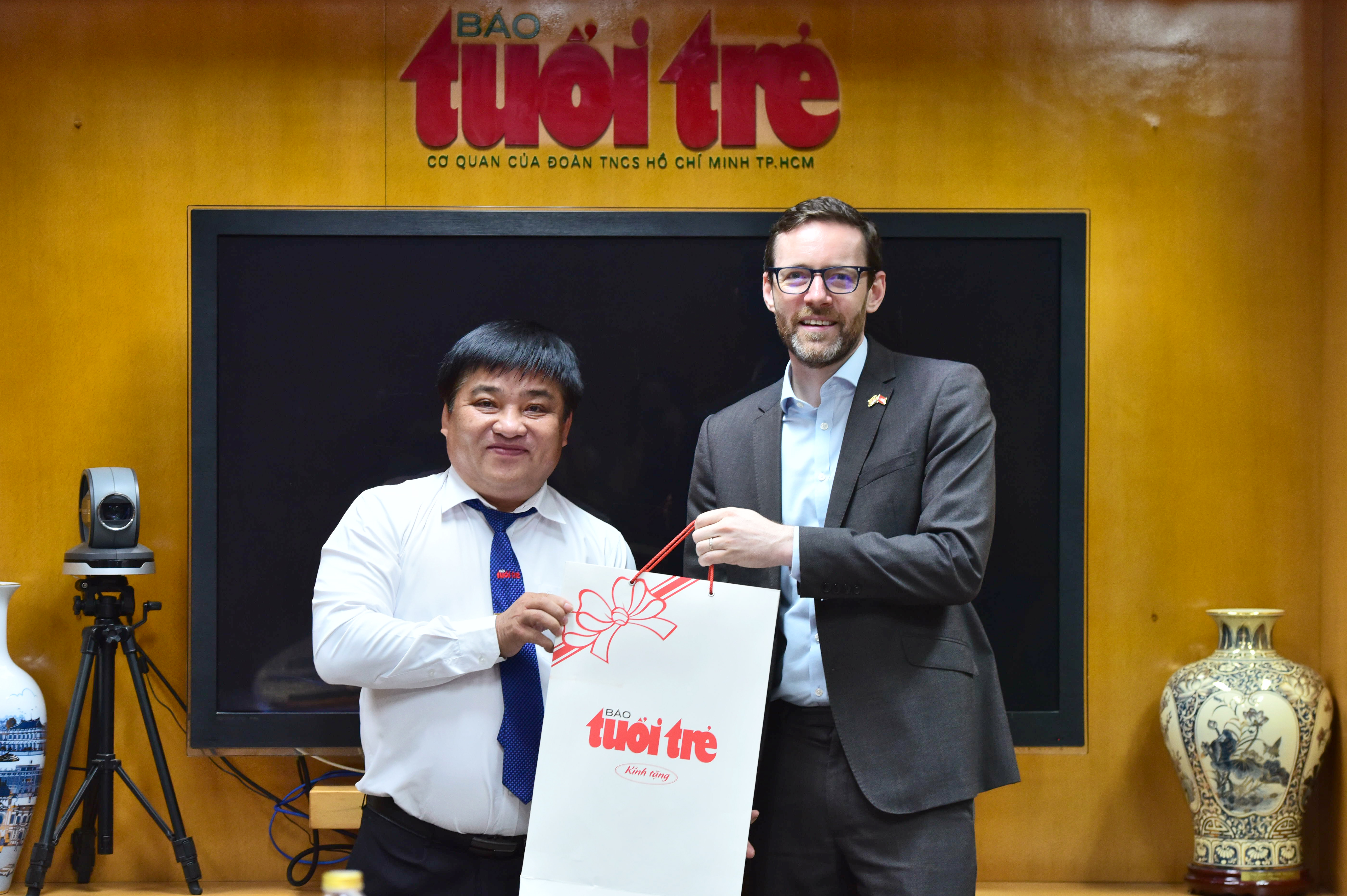 Tuoi Tre newspaper receives British Ambassador to Vietnam