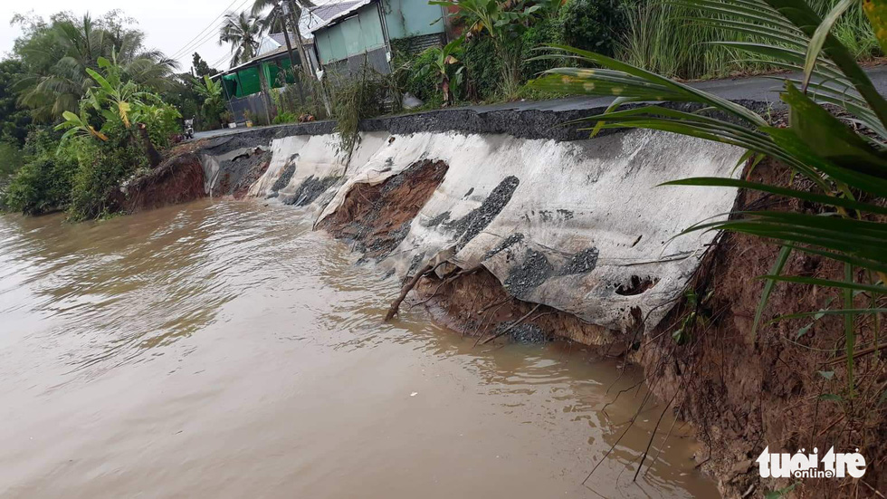 40m road section falls into river in southern Vietnam