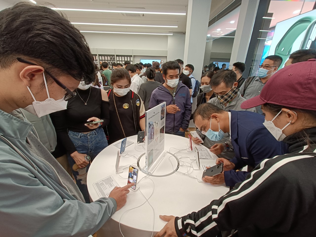 Vietnamese retailers abuzz with pre-orders for new iPhone 14s