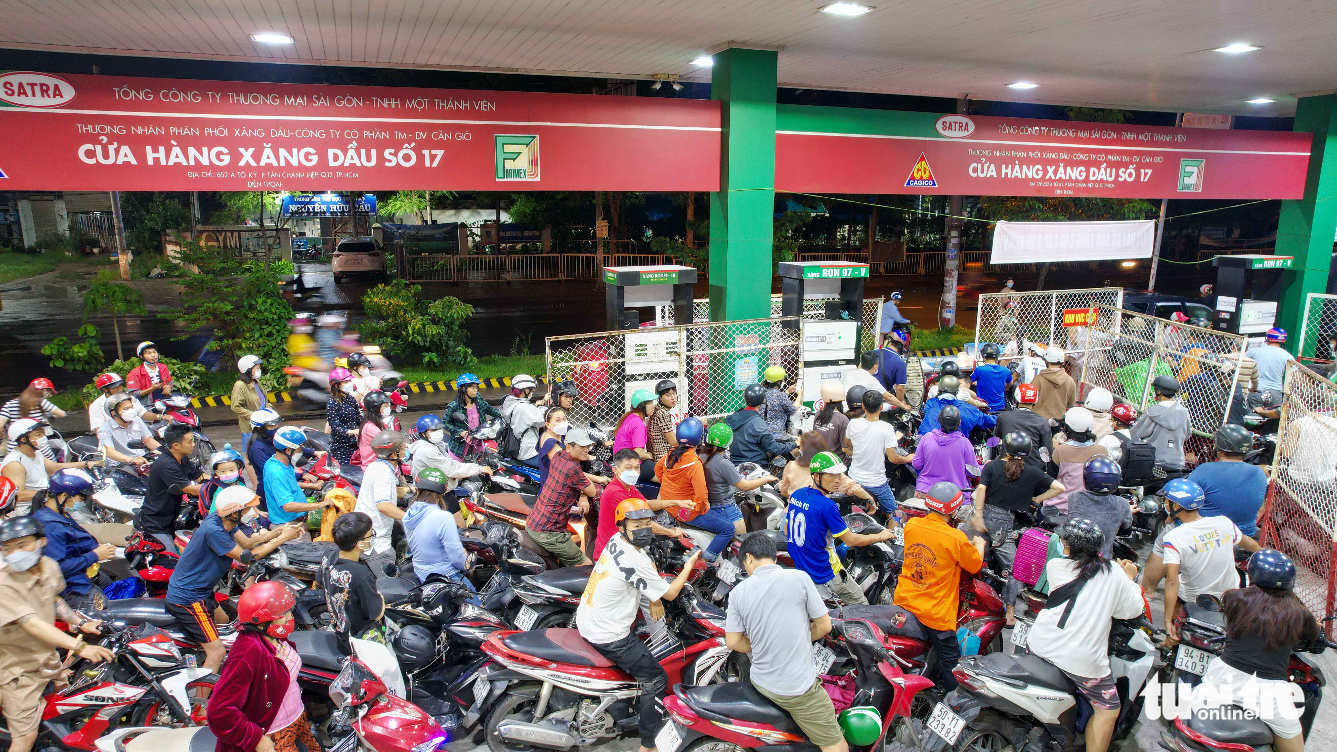 Ho Chi Minh City residents compete to buy gasoline as filling stations shut down over supply shortage