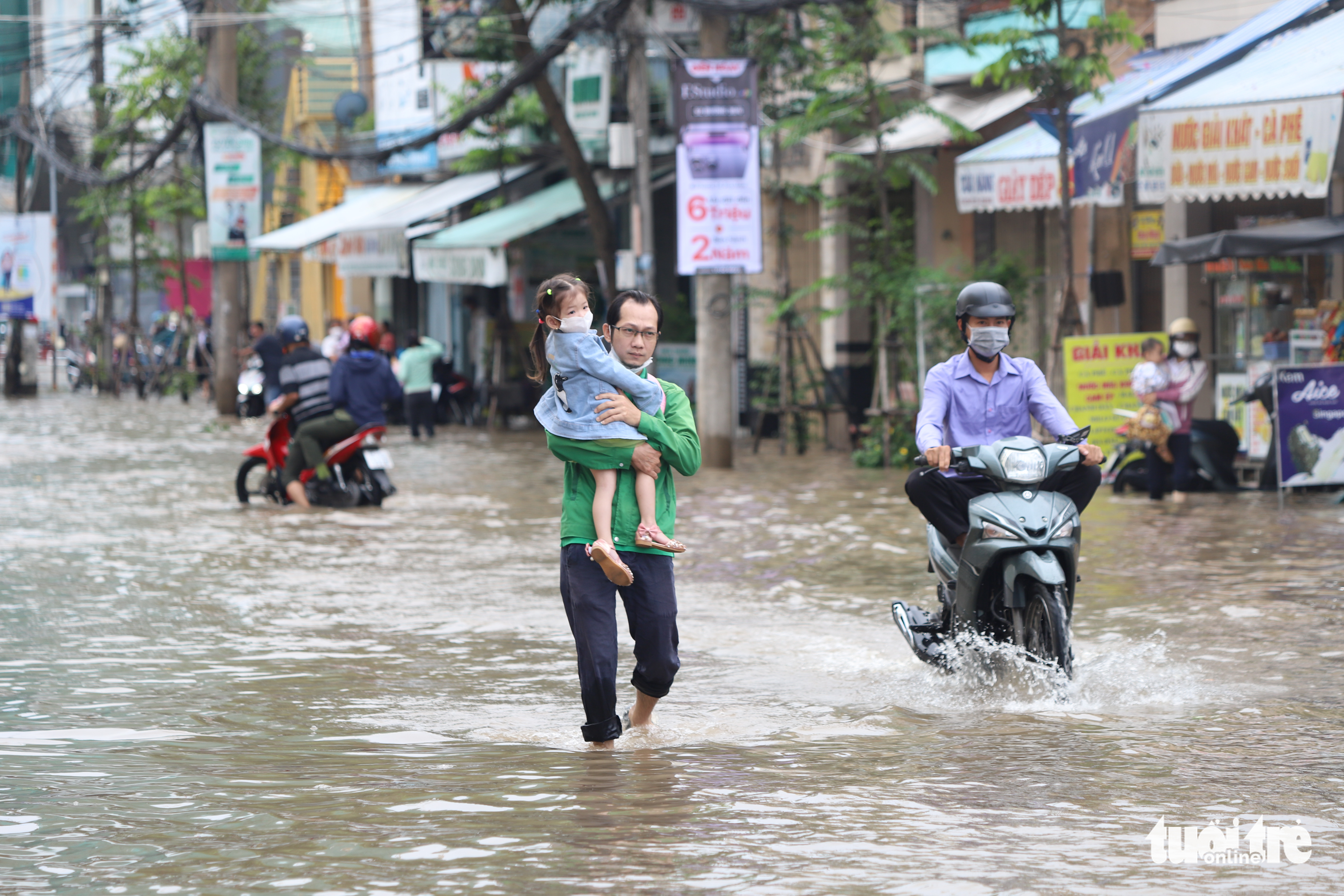 Students allowed to stay home as year’s highest tide sinks Vietnam’s Can Tho