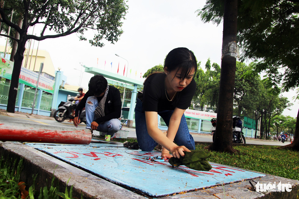 Ho Chi Minh City students draw 100 manhole covers to promote environmental protection
