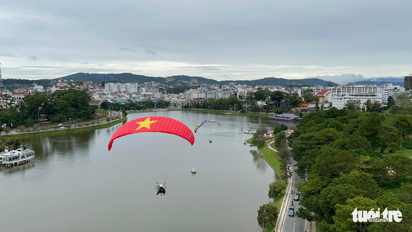 Da Lat to allow paragliding tours over Xuan Huong Lake