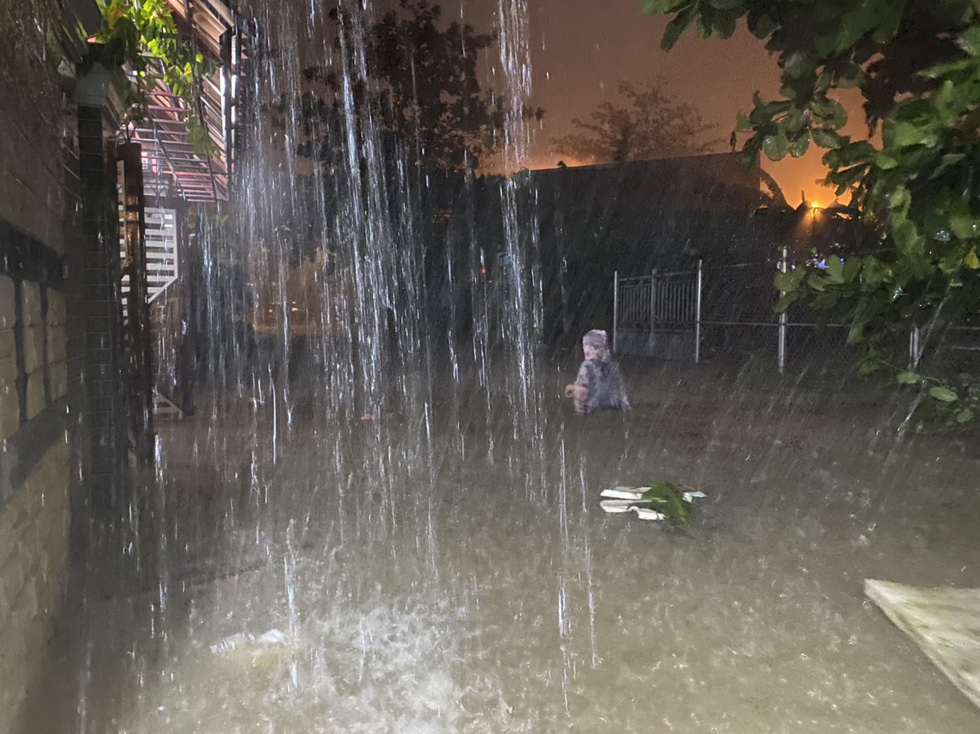 Depression lands in central Vietnam, bringing 570 mm rainfall to Thua Thien Hue