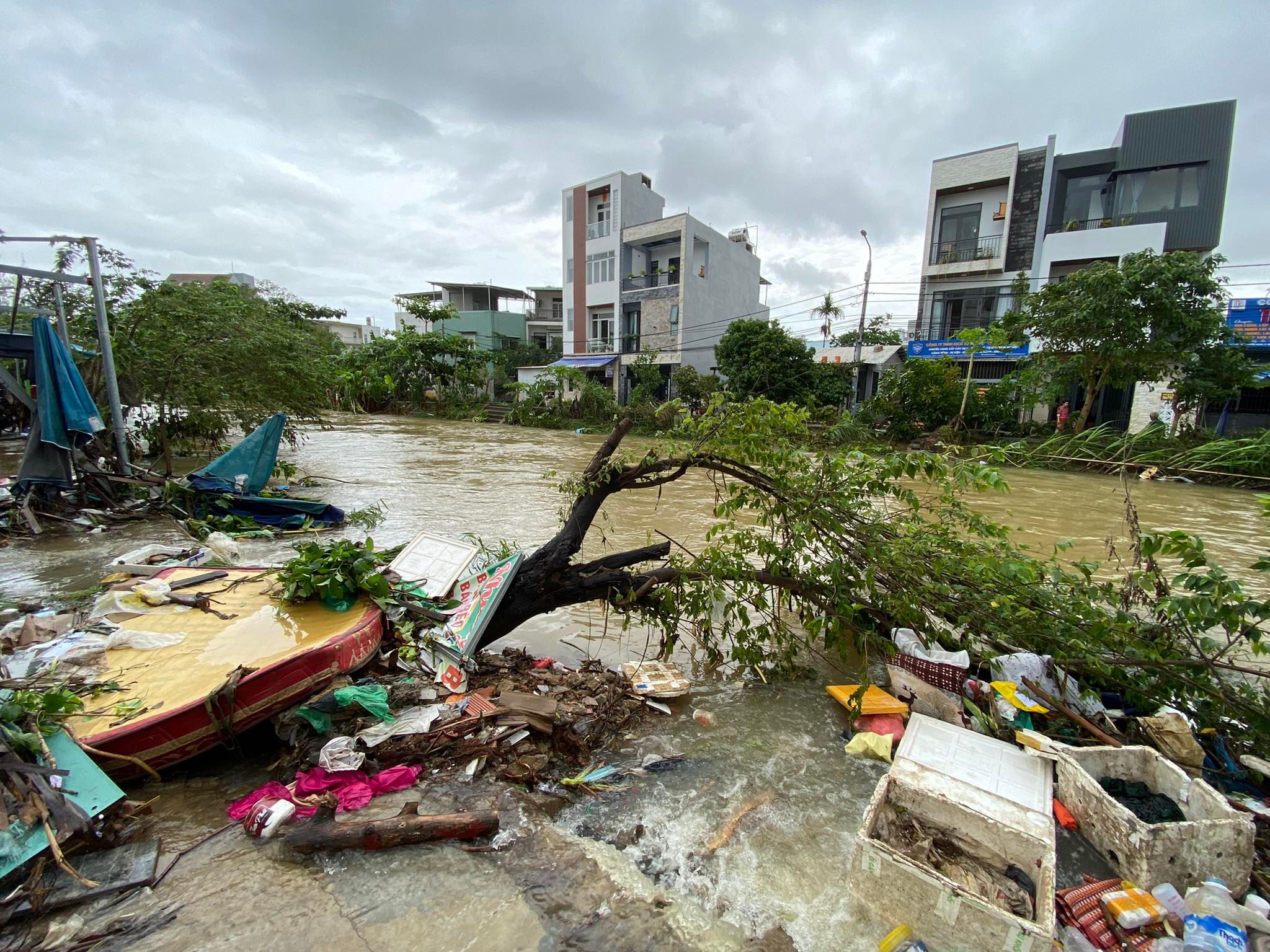 Residents cry for help as heavy rains deluge Da Nang