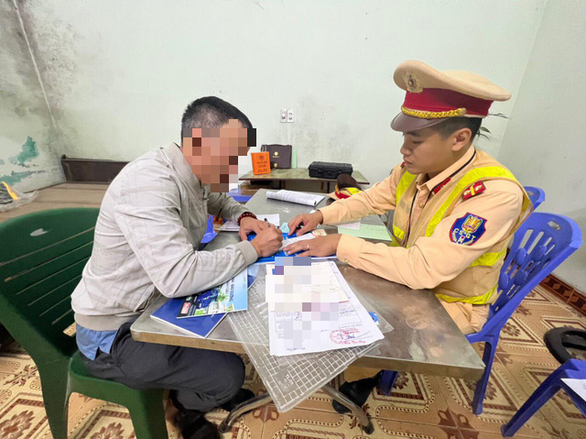 Trucker fined for not giving way to ambulance in northern Vietnam