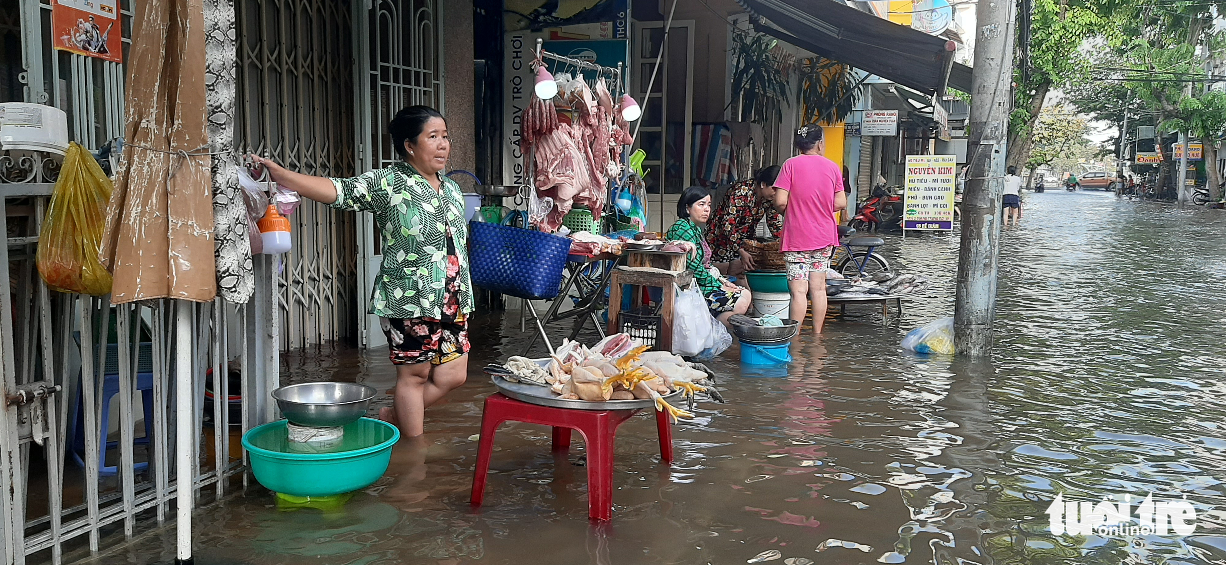 People in misery as high tide sinks Vietnam's Can Tho again