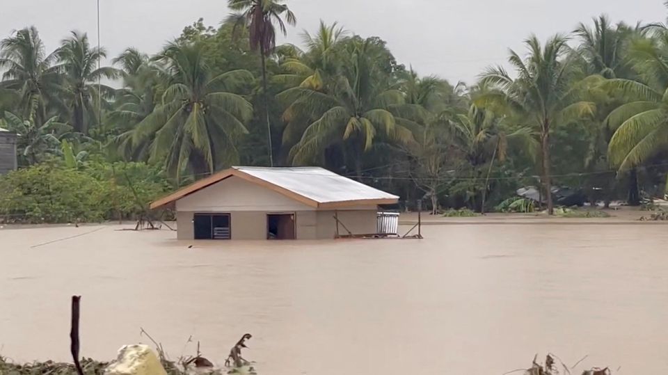 Philippines' death toll from Tropical Storm Nalgae climbs to 72