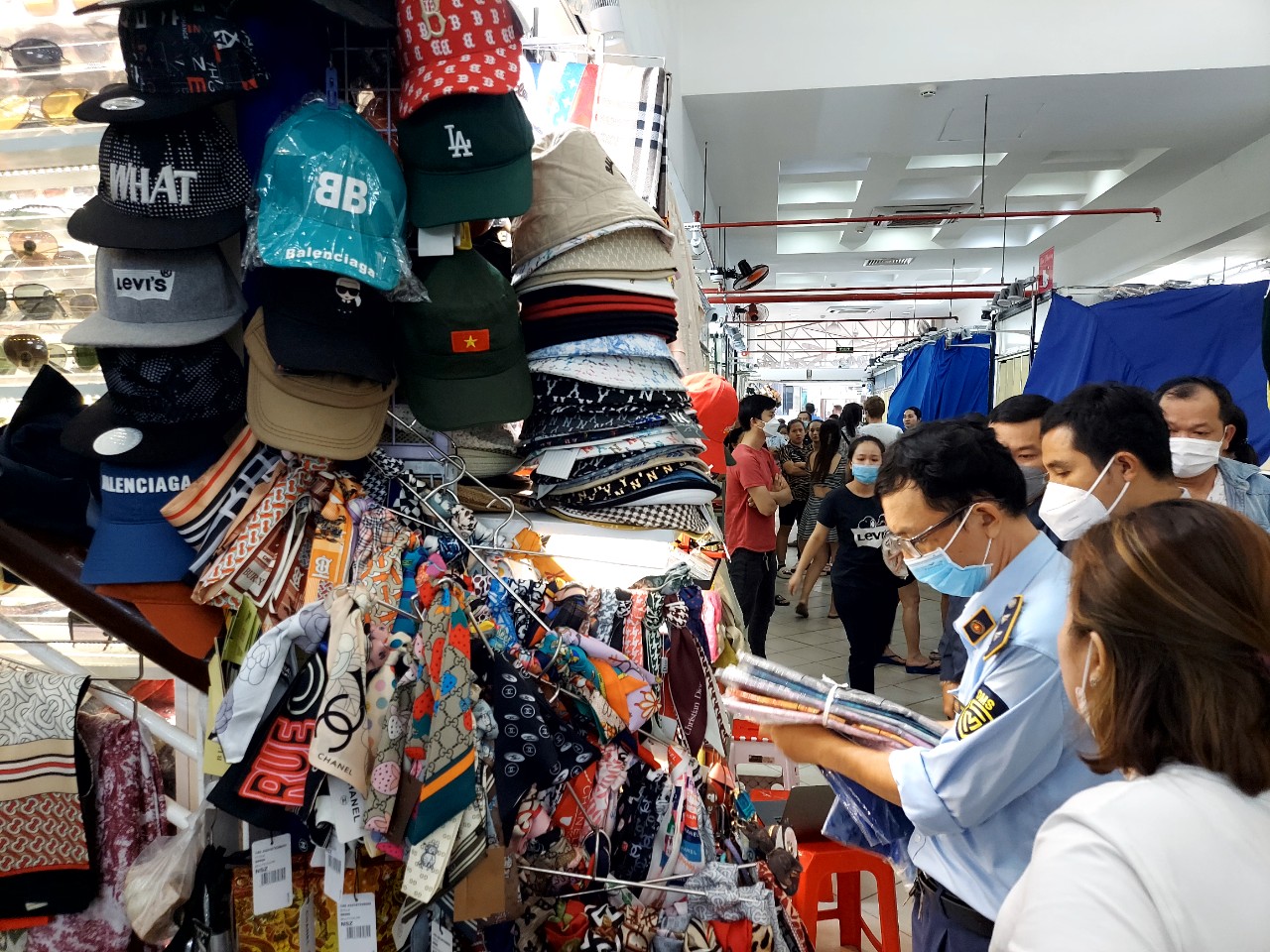Thousands of luxury counterfeits seized from popular Ho Chi Minh City mall