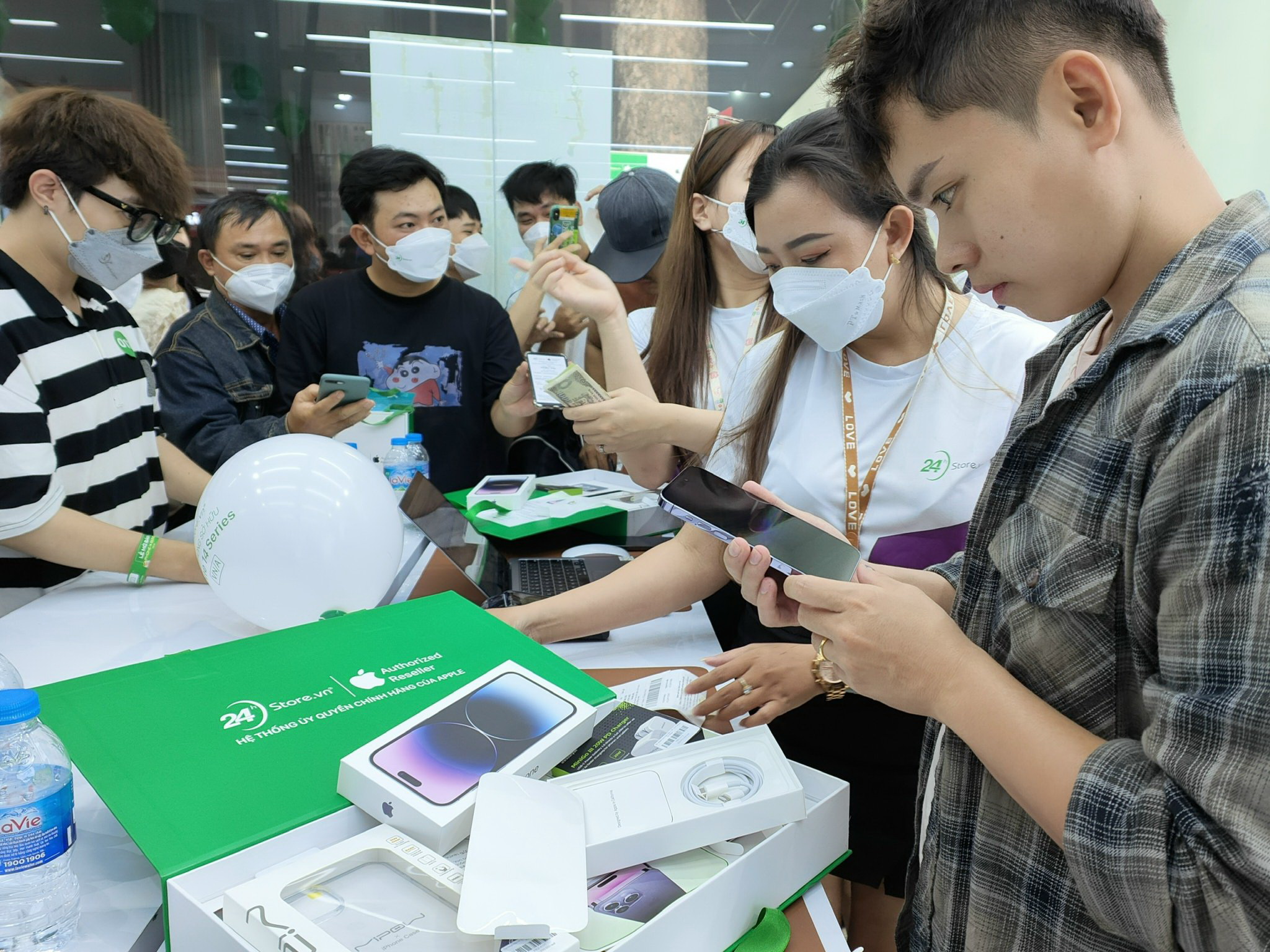 Stronger greenback raises iPhone prices in Vietnam