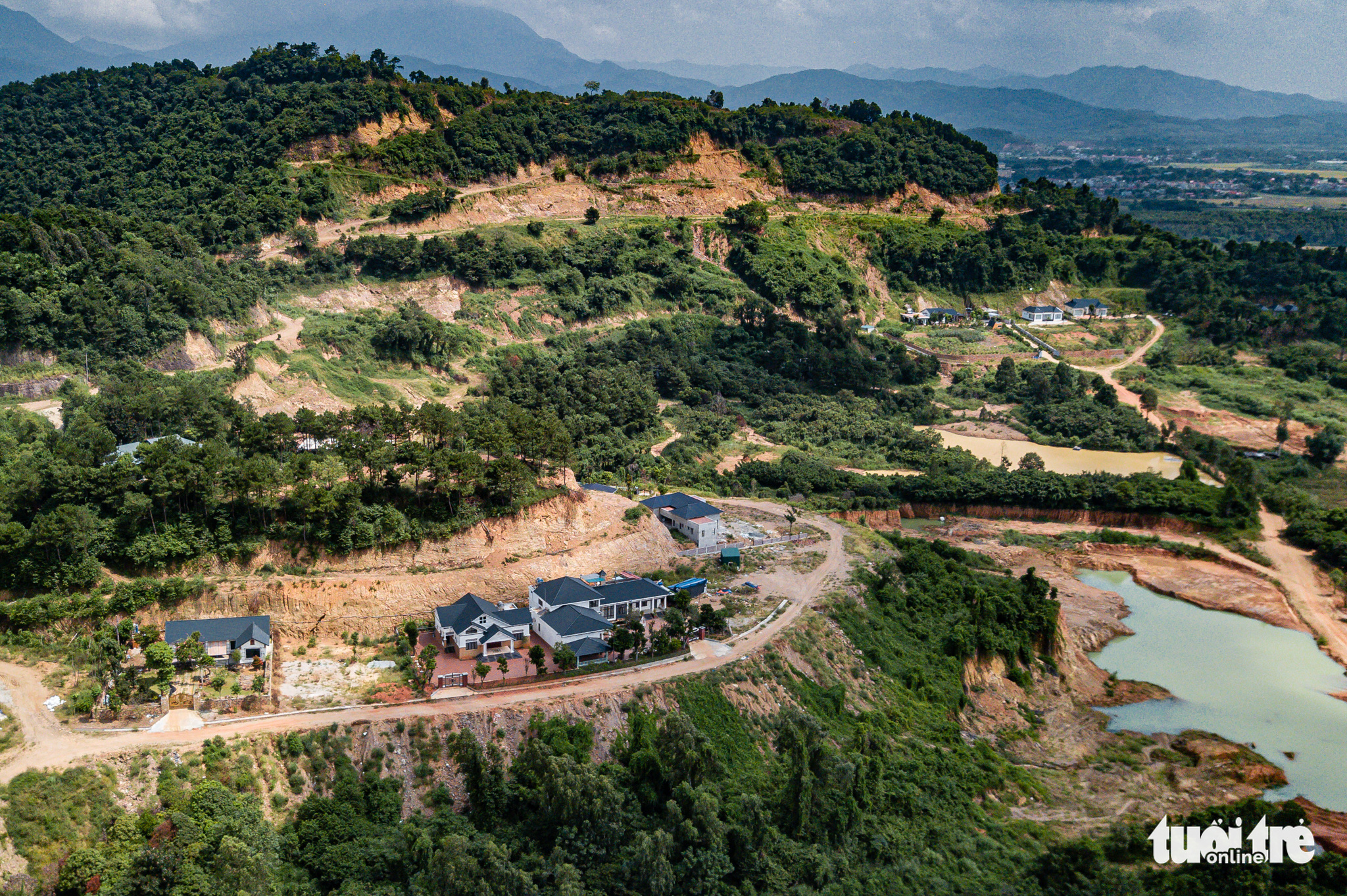 Photos: Northern Vietnamese mountain destroyed for construction of villas, mansions
