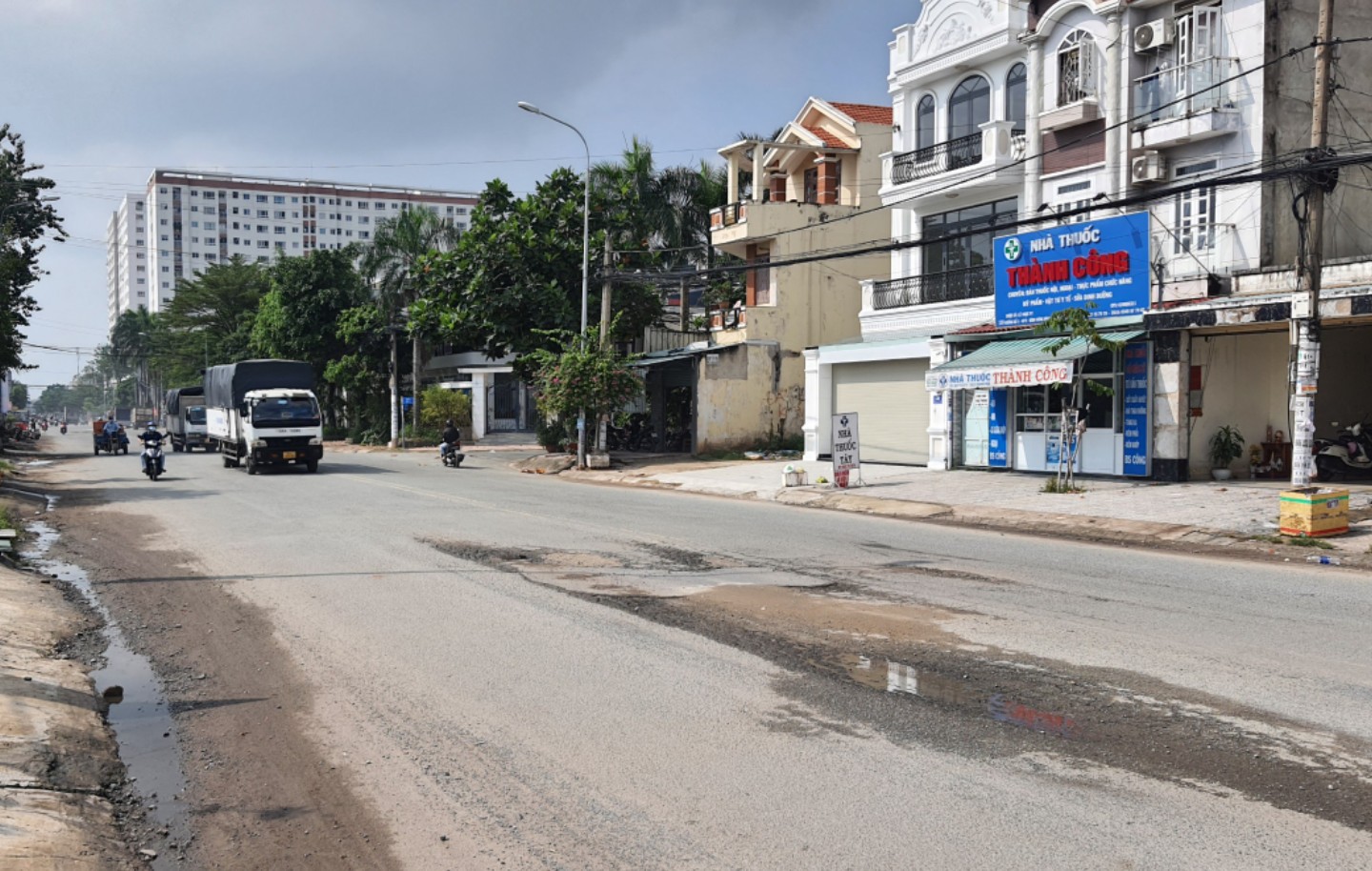 Motorcyclist dies after hitting pothole in Ho Chi Minh City