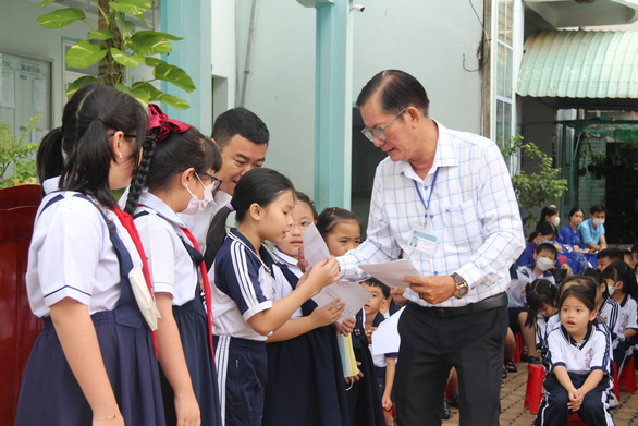 Vietnamese teacher hosts ceremonies to support struggling students