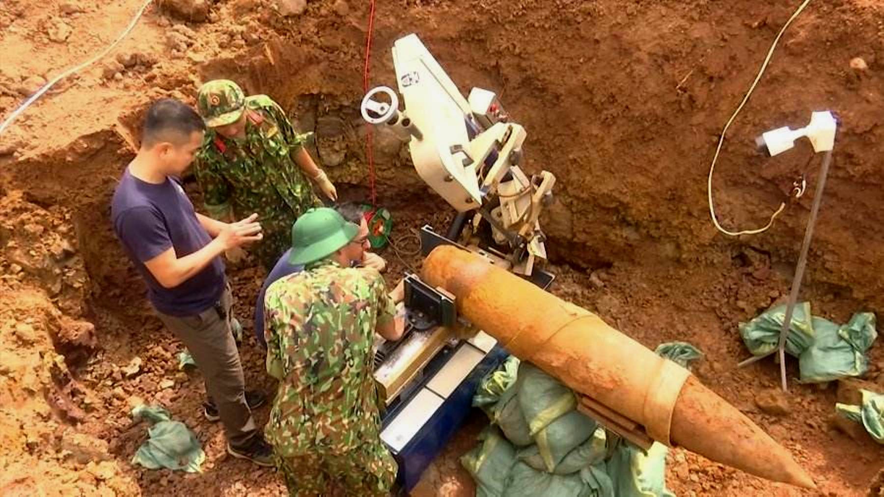 Authorities evacuate 100 households to defuse bomb in central Vietnam