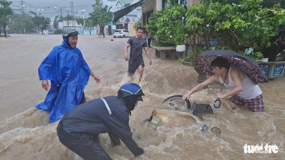 Torrential downpour inundates city in Vietnam