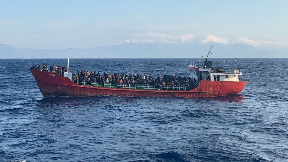 Greece mounts rescue operation for boat with 500 migrants