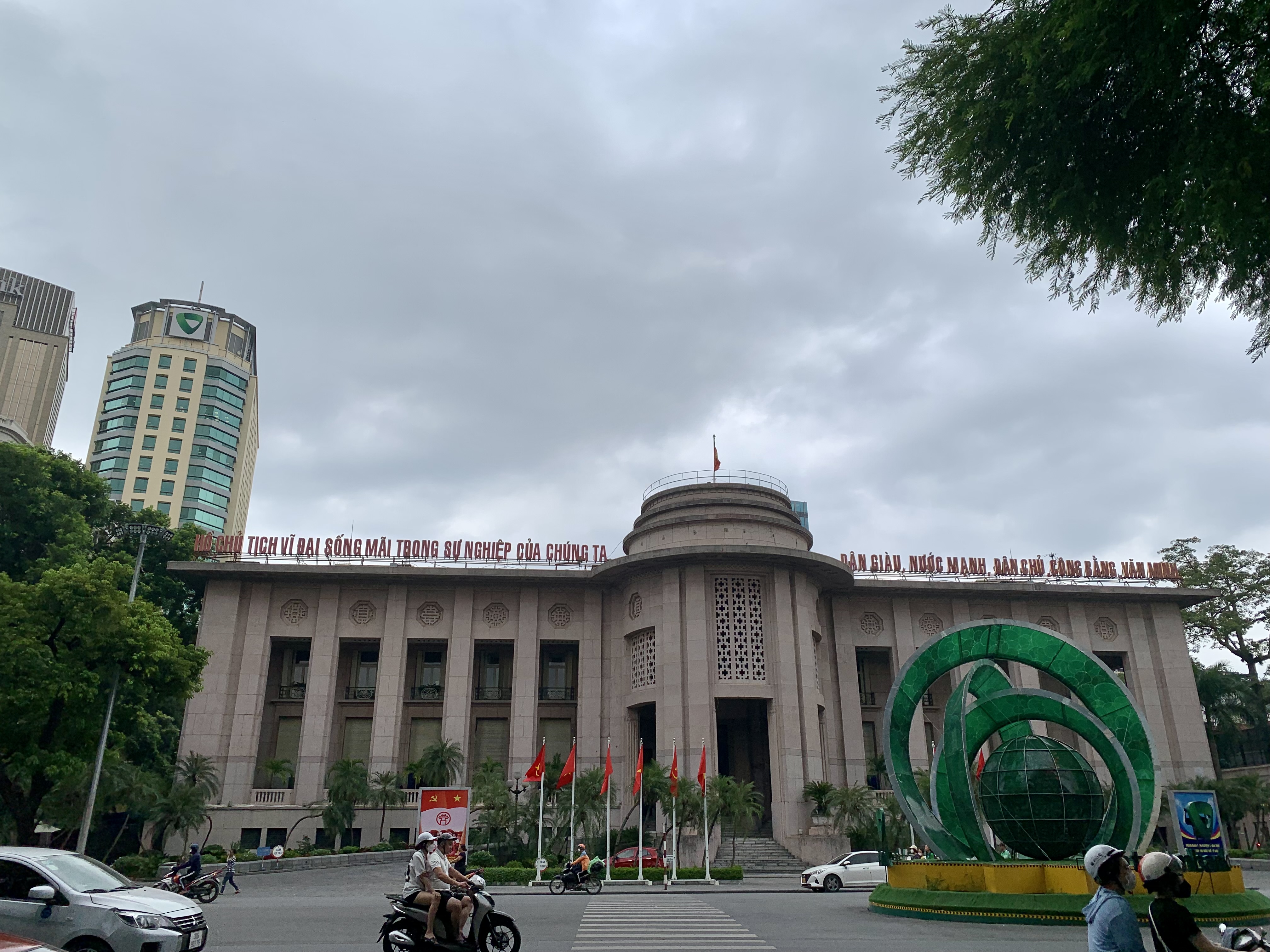 Vietnam central bank raises cap on 2022 credit growth