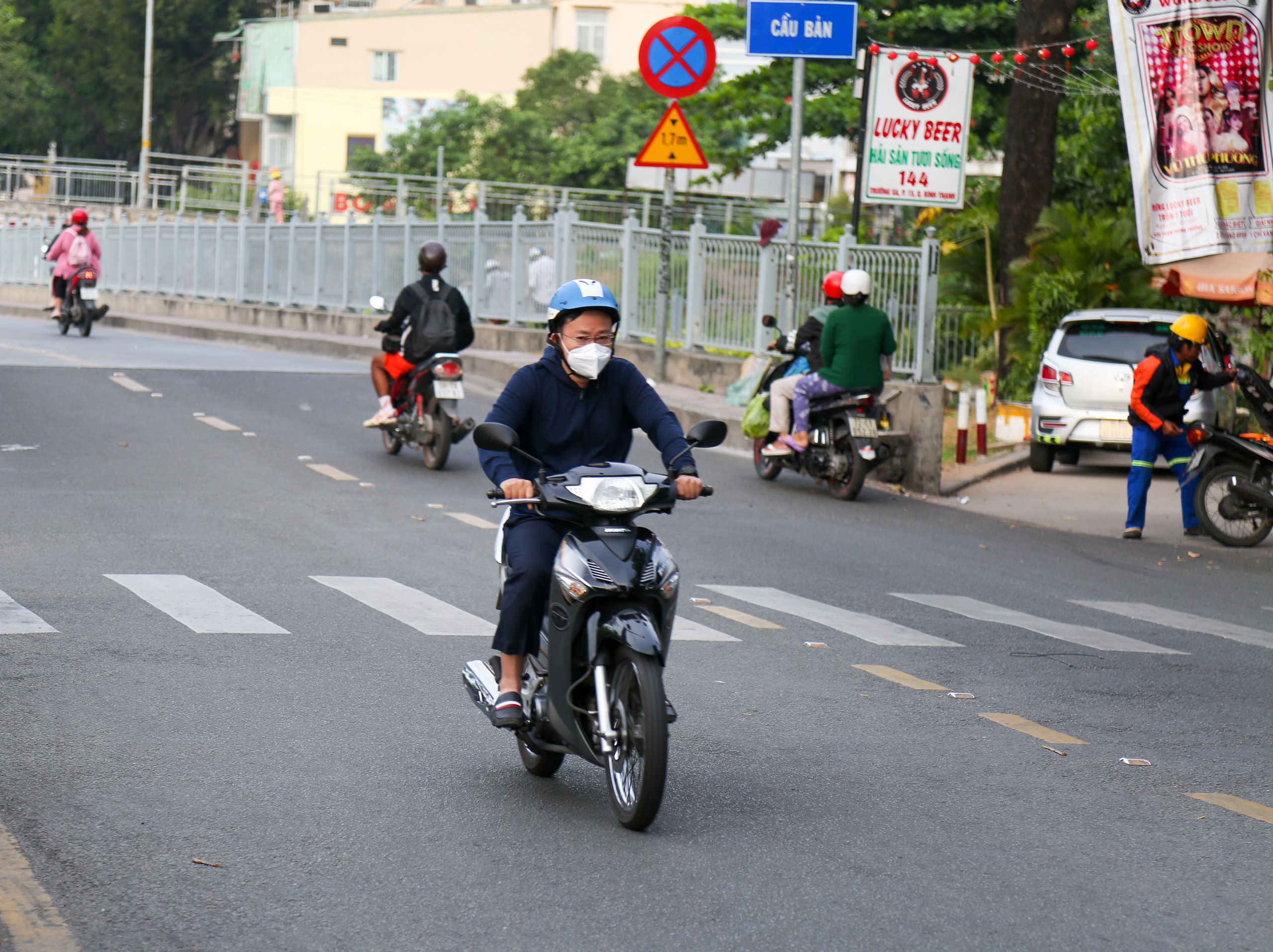 Residents enjoy cold weather in Ho Chi Minh City