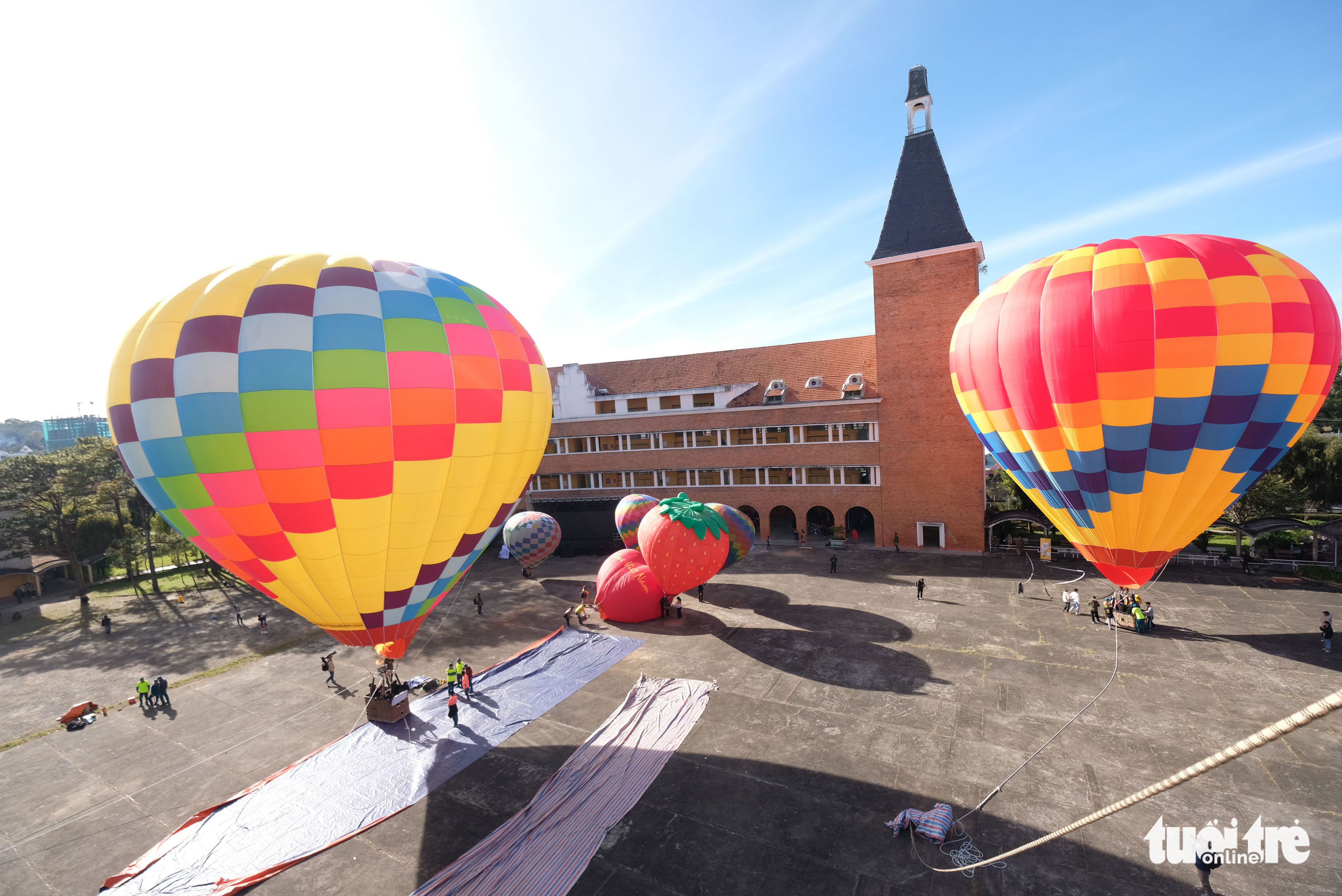 Da Lat experiments with hot-air balloon tours