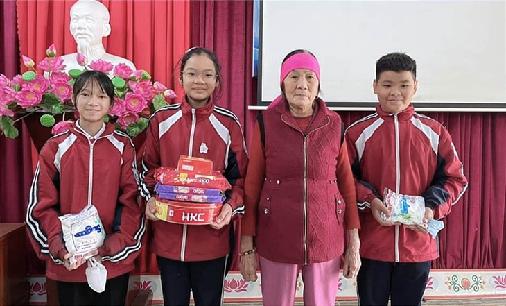 Vietnamese students praised for rescuing old woman from cold water