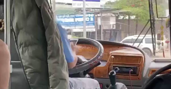 Bus driver caught texting while driving in Vietnam’s Central Highlands