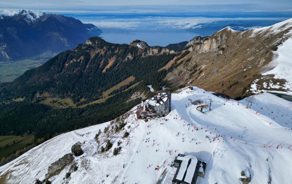 Snowless slopes spoil holiday skiing in Switzerland