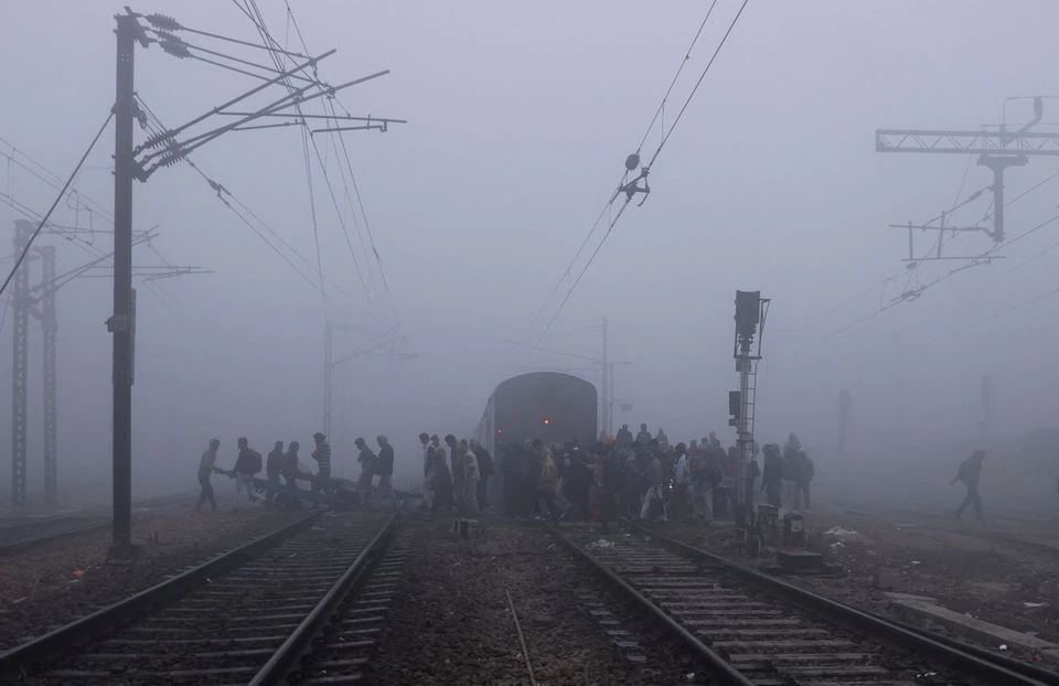 Delhi fog delays flights, cold wave closes schools